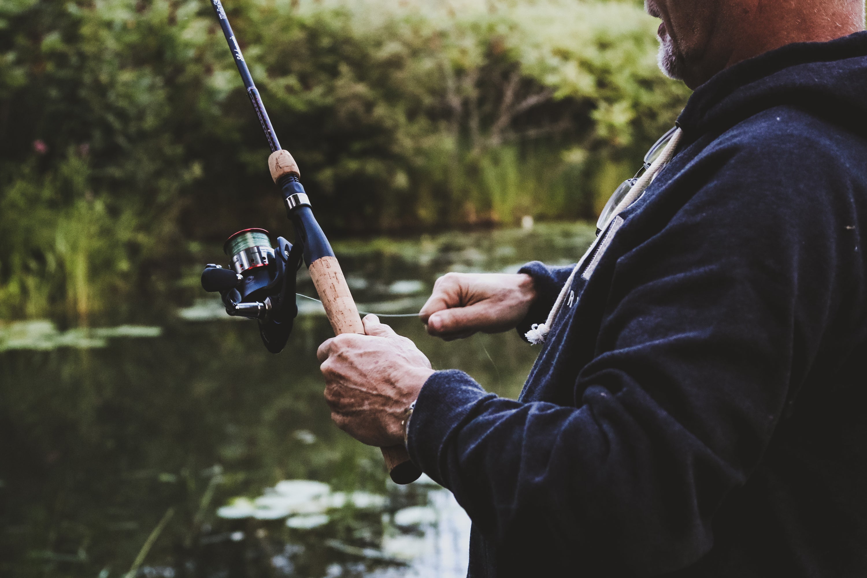 homme avec canne à pêche